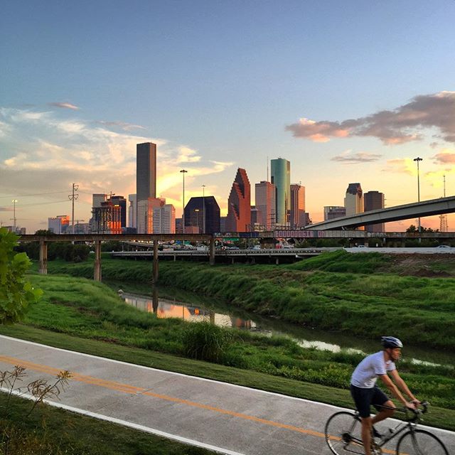 VisitHouston's tweet photo. Houston's 8 Greatest Vantage Points for Those Dramatic Downtown Skyline Views https://t.co/thM8bToToP #MyHouston https://t.co/VY36bLwgyW