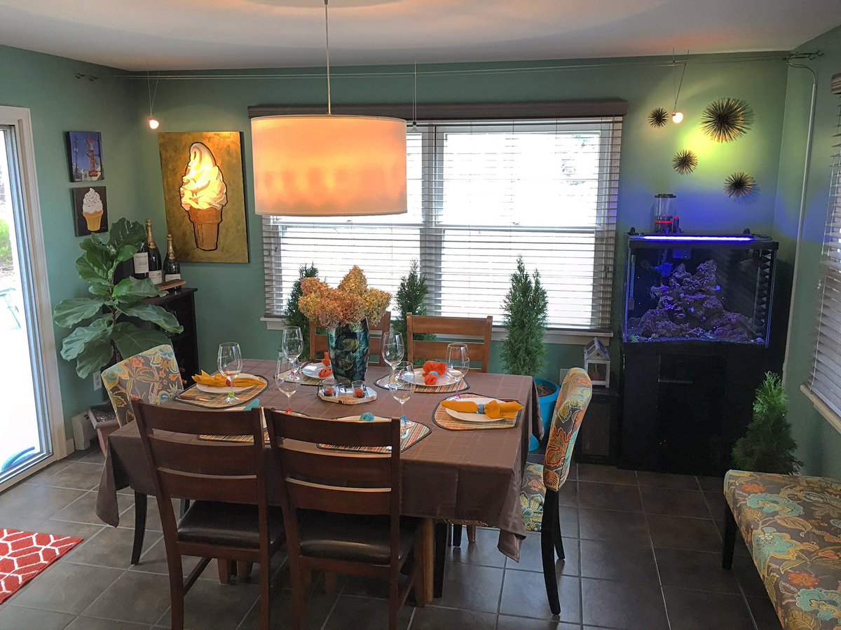 _Ryan_Realtor_'s tweet photo. Loving this dining space!
#loveyourspace #diningroom #tablesetting #realtorlife #ryanrealtor  #dinnerparty #behrmodernmint @BlindsDotCom https://t.co/XUg0yFBsjc