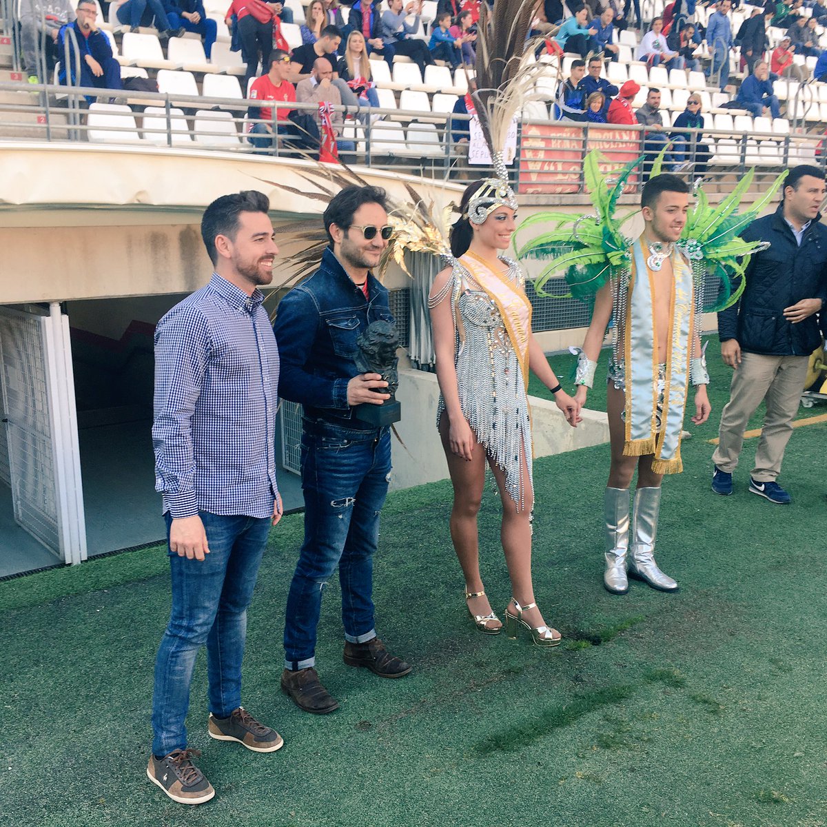 fran__san's tweet photo. Saque de honor en Nueva Condomina @carnaval_cabezo y  @carlos_santos_r con el Goya @realmurciacfsad @regiondemurcia @PedroAntonio_RM https://t.co/JTOftpptl6