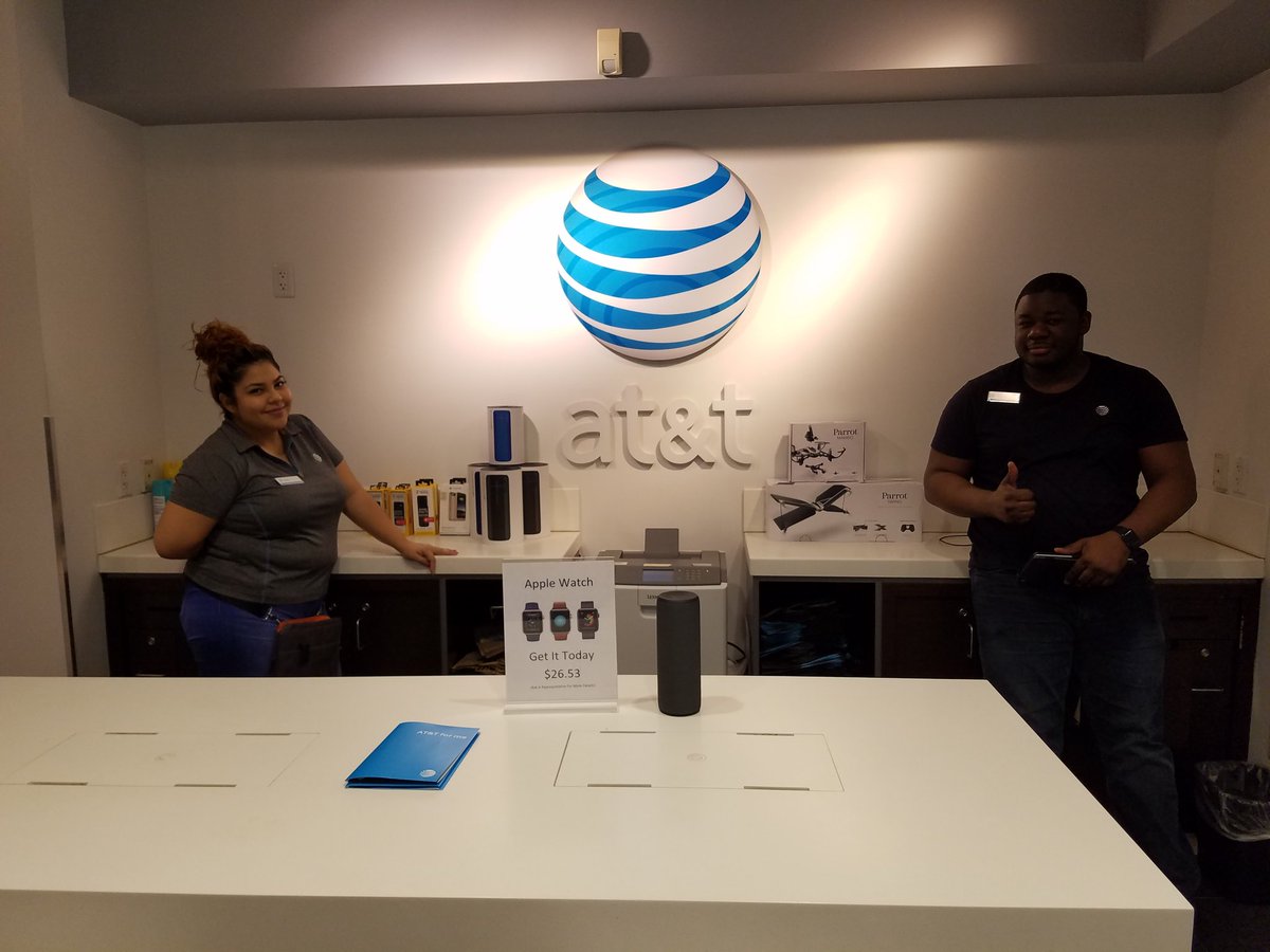 elias_a_1's tweet photo. It's the Rock! Accessories on deck! Saturday work flow! #buynowpaylater #notrafficnoproblem https://t.co/vLOTAt8EJR