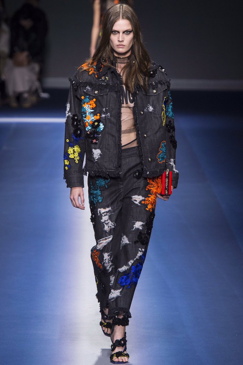 baddestoutfits's tweet photo. versace https://t.co/n9ZQpTAHZI