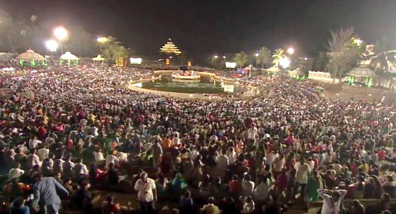 Gurudev's tweet image. It is such good fortune to bask in devotion on #Mahashivratri day.