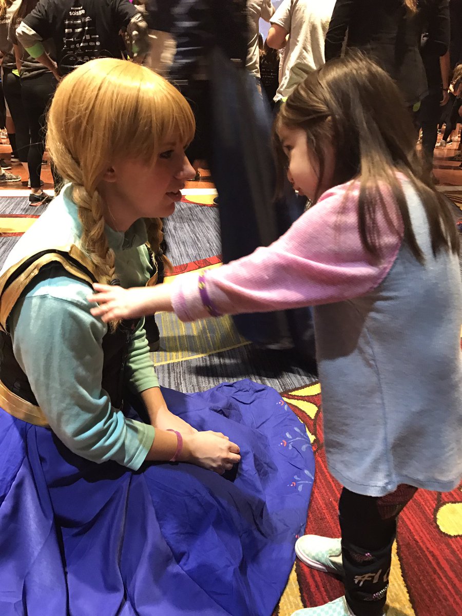 ChicagoDM's tweet photo. Miracle Kid, Mia spending quality time with Anna #ChicagoDM #RealHeroesDance #WeAreCosplay https://t.co/gx0GgxHiJD