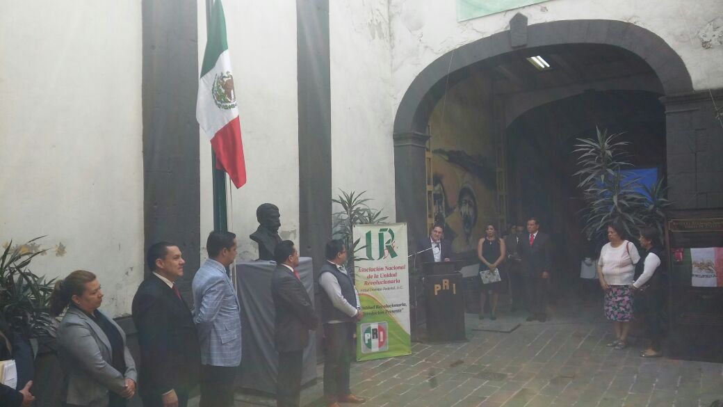 FernandoAlvaM's tweet photo. Tuve el honor de participar en la conmemoración del #DíaDeLaBandera organizado por la @UR_CDMX ¡Gracias líder @RobertoZamGAM !#EJRCDMX https://t.co/r7IiuCZYFm