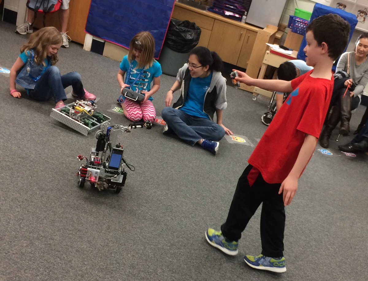 stlstubots's tweet photo. @cyber_ducks sharing robots at #RSD_STEM night at Westridge Elementary last week #omgrobots https://t.co/jf9crfBqu9