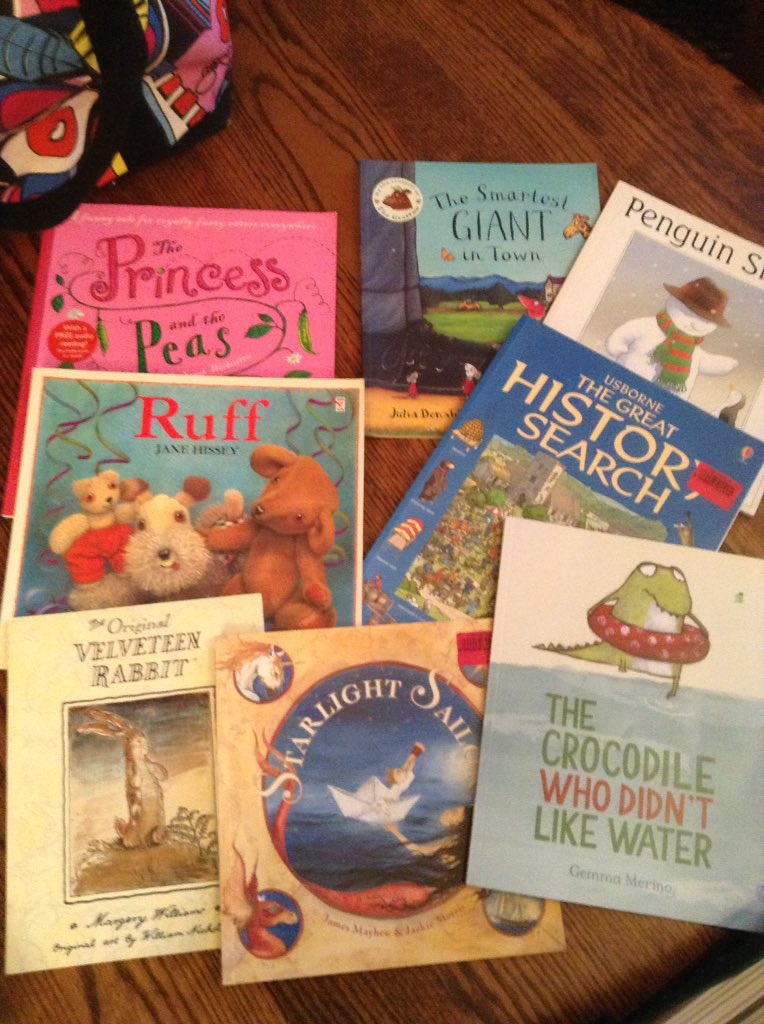 minchreading's tweet image. Charity shop haul; so many bargains! #goldenread #bookchallenges