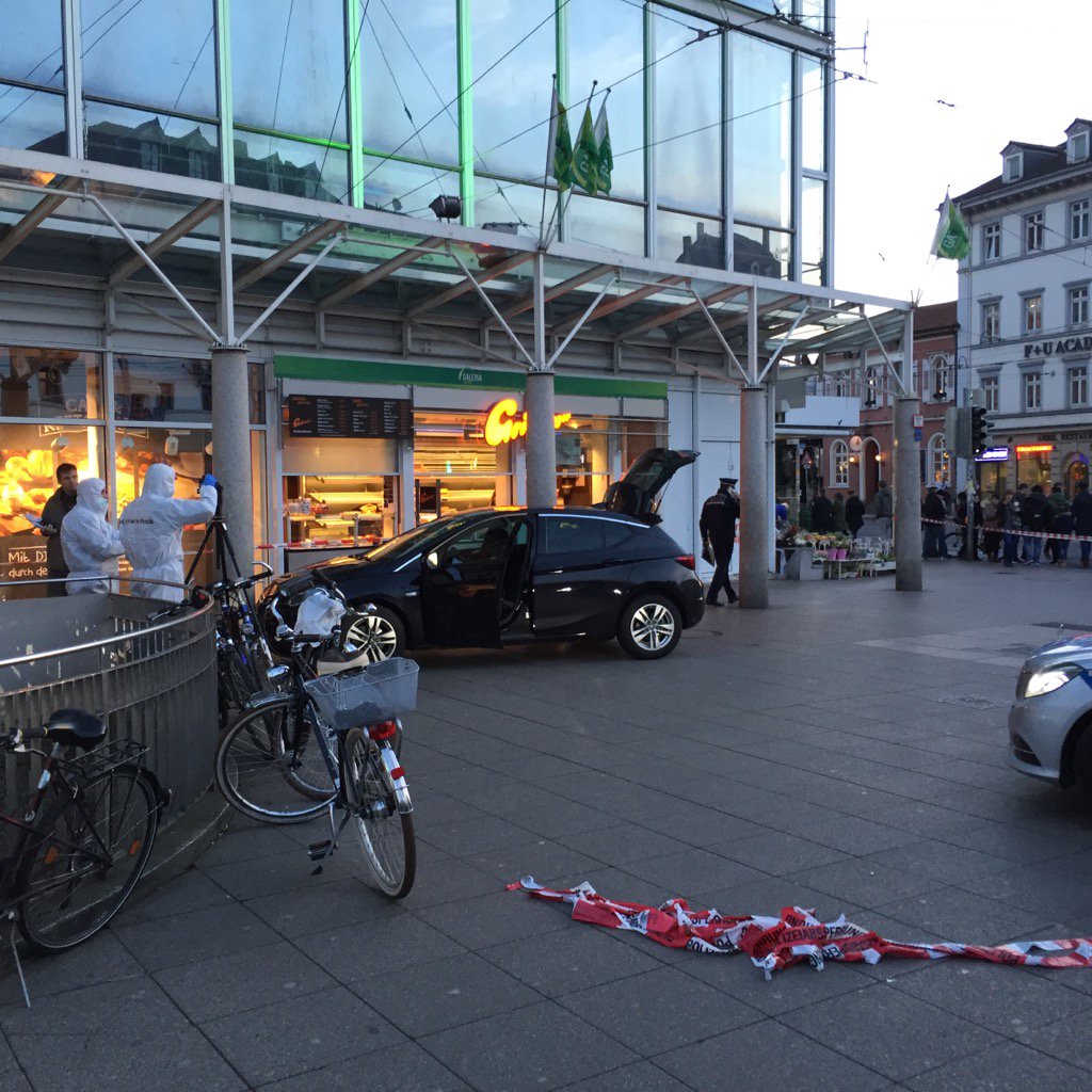  U Njemačkoj se autom zaletio u pješake, policija upucala vozača C5hwGC_WQAMjwtu