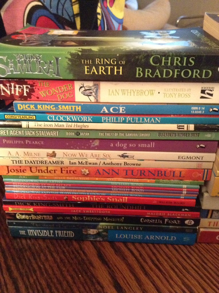 minchreading's tweet image. Charity shop haul; so many bargains! #goldenread #bookchallenges