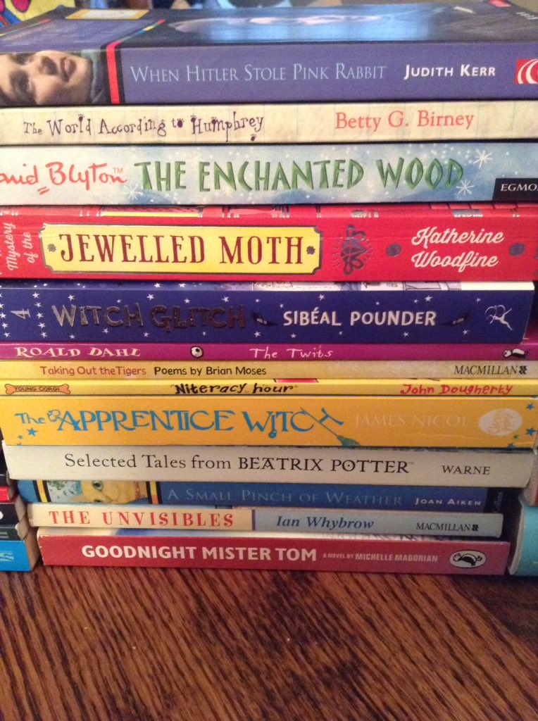 minchreading's tweet image. Charity shop haul; so many bargains! #goldenread #bookchallenges