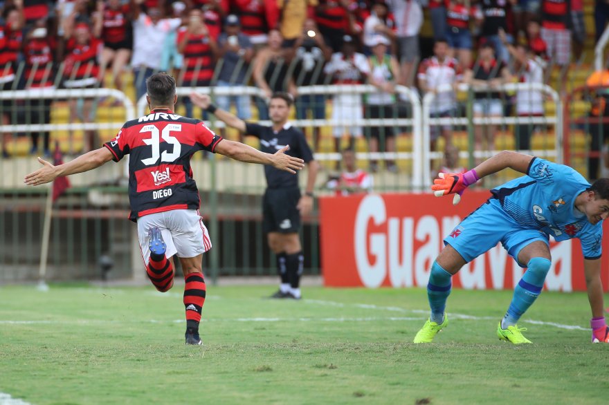 Flamengo's tweet image. ALÔ, SETOR UM! A HORA É ESSA! O puxador do samba-enredo na #FoliaRubroNegra! @RibasDiego10