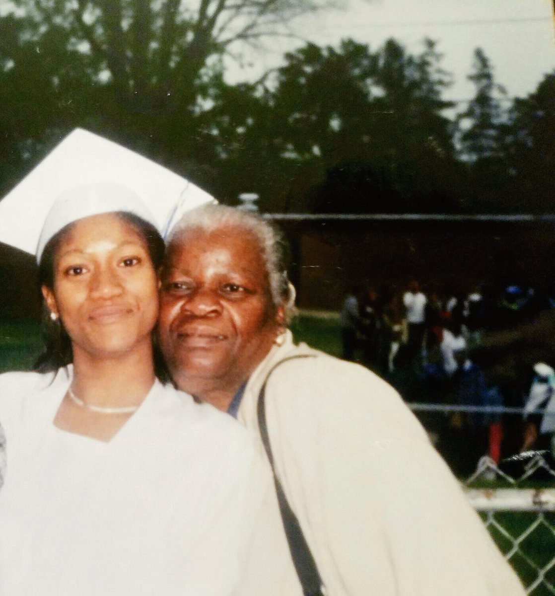 __Macccyyy's tweet photo. my heart in one picture honestly❤️❤️ #riptotherealist❤️ mommom&auntie❤️ https://t.co/2byrQJPhxX