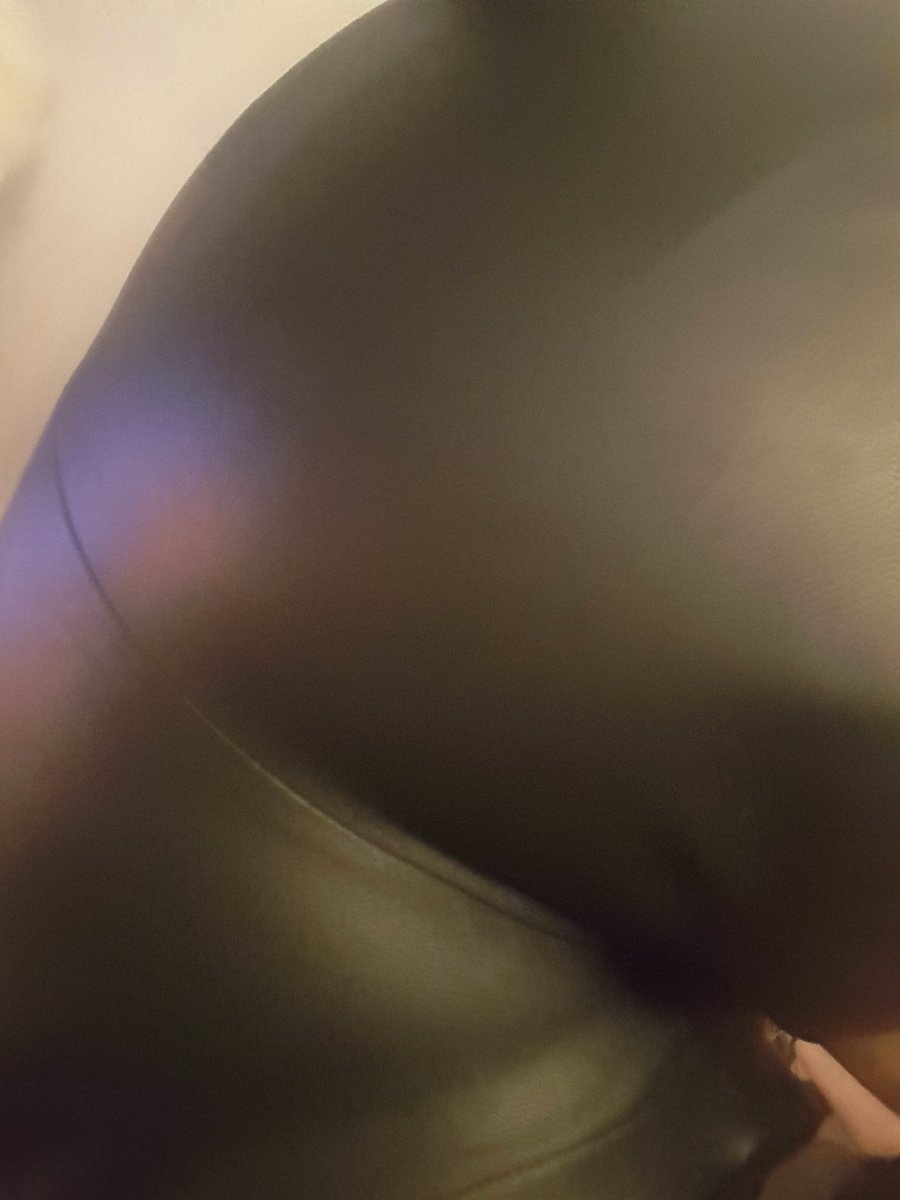 MsHannahLoves's tweet photo. #Leather #LeatherShorts #HannahLoves #LeatherSelfie #Tight #LeatherArse https://t.co/d4X8Tmedbz