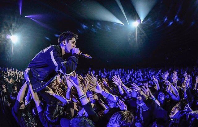 Mugi على تويتر Takaの横顔めっちゃ好き 歌ってる時の横顔も好き かっこいい Taka の言葉の一つ一つがめっちゃ心に響くし自分らしく生きるって大事って気付けた 今日もtakaの声聞いて大いに感動してくる Oneokrock Taka Ambitionsjapantour Osaka T