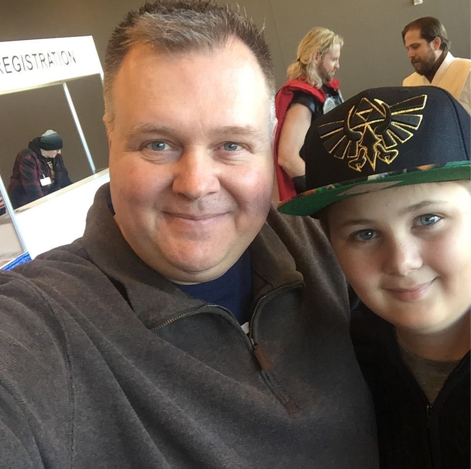 roofsales's tweet photo. Hanging out with Mikey at Missouri's Premier Comic-Con. #VisionCon2017 #thorinthebackground https://t.co/iAIEn8Fbao https://t.co/D740n0twuY