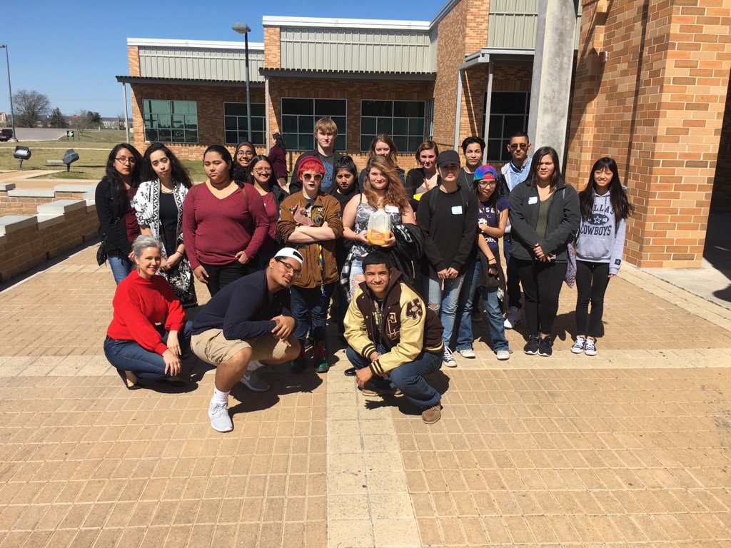 artofcrocketths's tweet photo. @AustinCrockett #VASE2017 students done with judging! #AISDProud https://t.co/HITSB52mYq