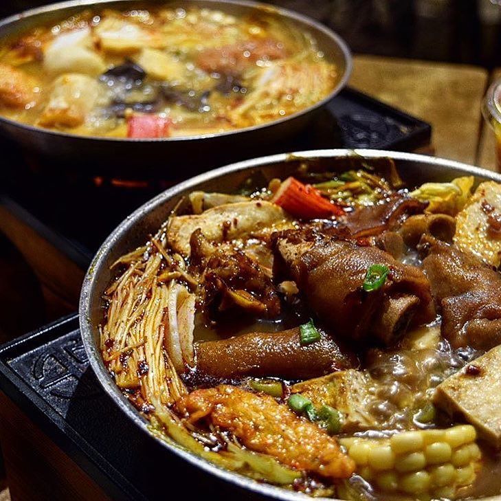UNIBOILLA's tweet photo. When you cannot decide which pot to choose 🤔, get both 😌! | #uniboil (📷 by @foodxeater ) https://t.co/kRl3WjGn3j https://t.co/nmksQu6jy9