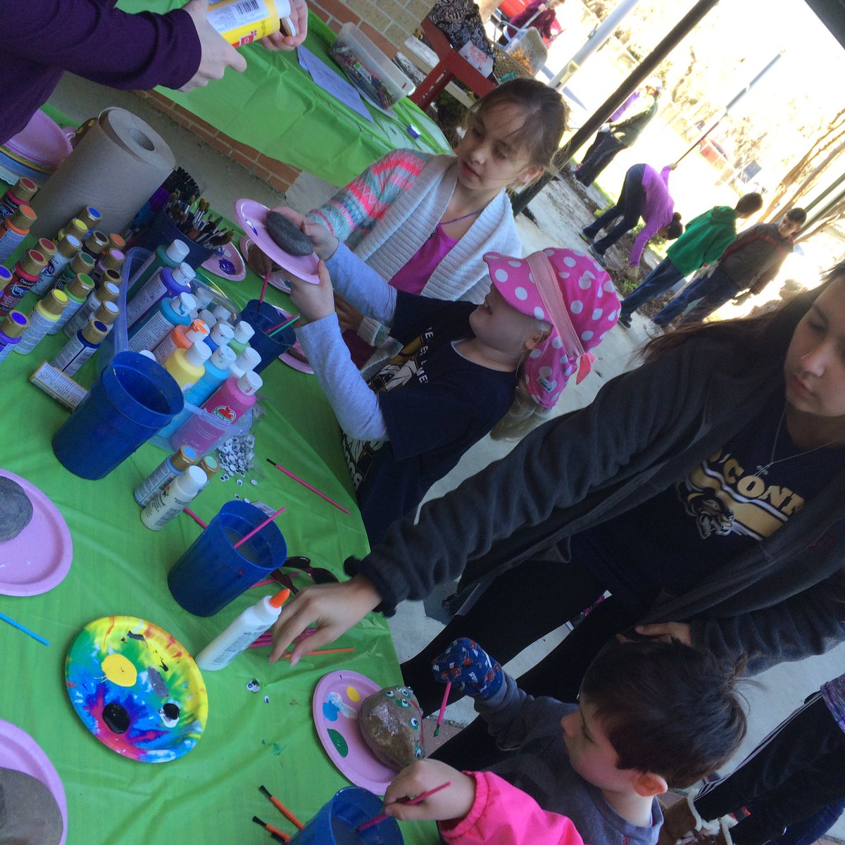 teacherkueger's tweet photo. Project ACORN community event was a success! #helotesstrong @NISDElemScience #bulldogfamiliesrock @NISD https://t.co/4uSNjo3WGB