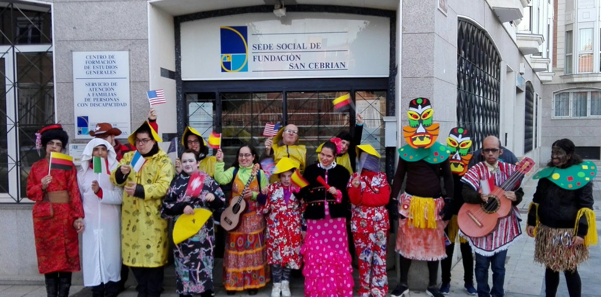 Brianclubdepor's tweet photo. Hoy nuestros compañeros de los grupos de amigos "SaliendoxPalencia" disfrutan del desfile de carnaval. https://t.co/97GKvuYzyT