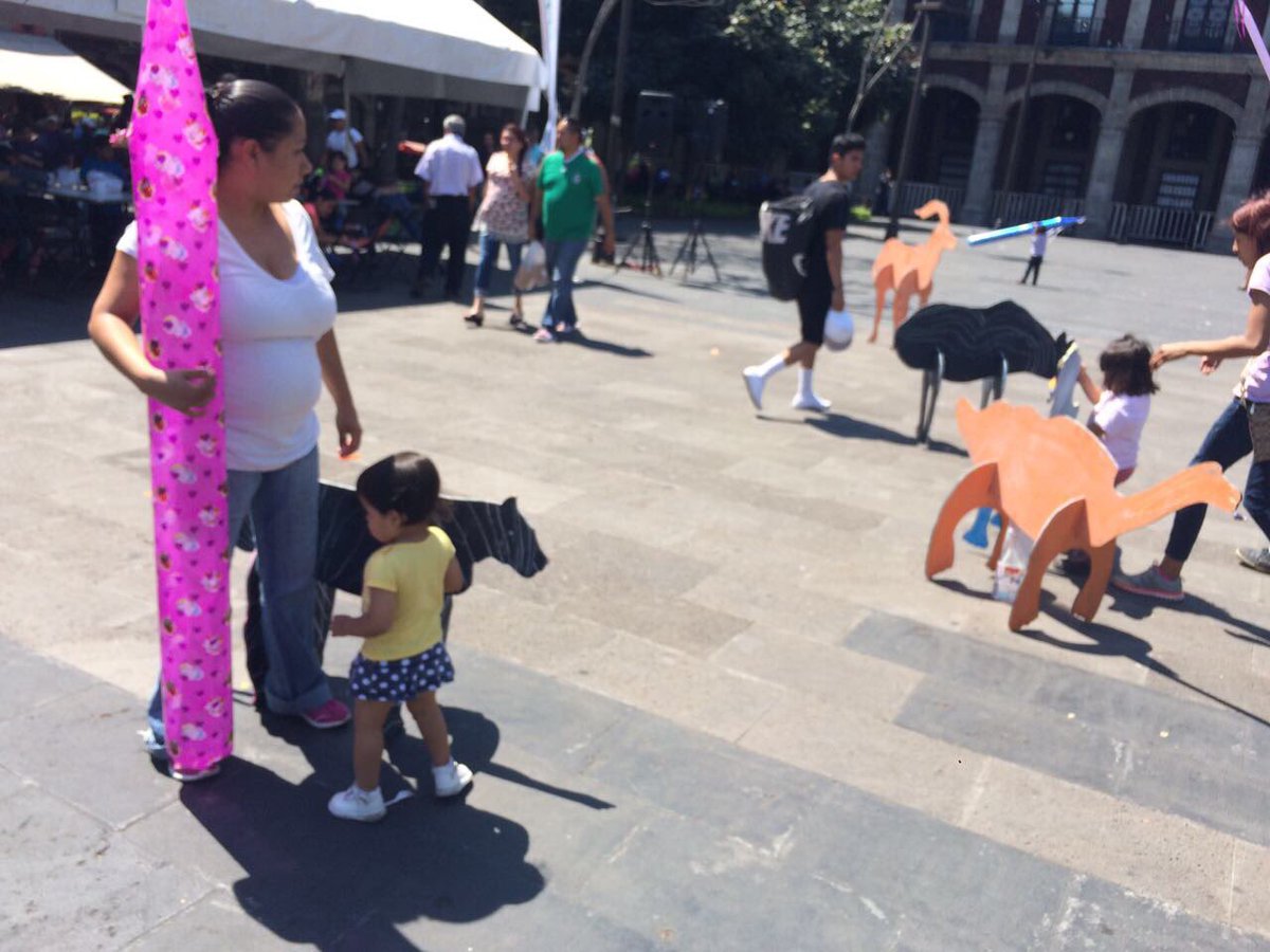 Familias disfrutan de los talleres que <a href="/CCILaVecindad/">Alas y Raíces Mor</a> ofrece este sábado en plaza de armas de #Cuernavaca