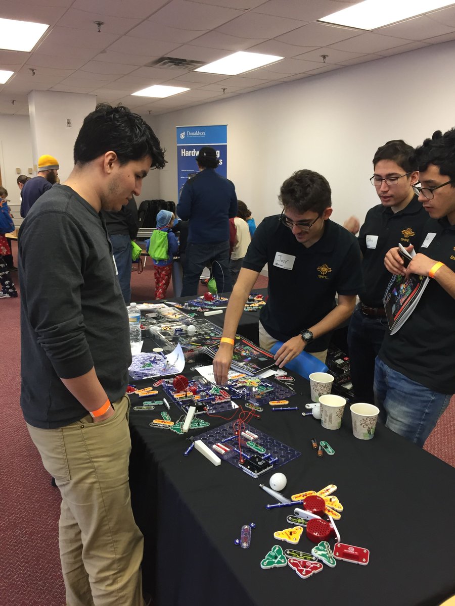 theworksmuseum's tweet photo. Building circuits with the U of M's Society of Professional Hispanic Engineers @SHPE! #2017TechFest #STEM https://t.co/SHfWtJIYSI
