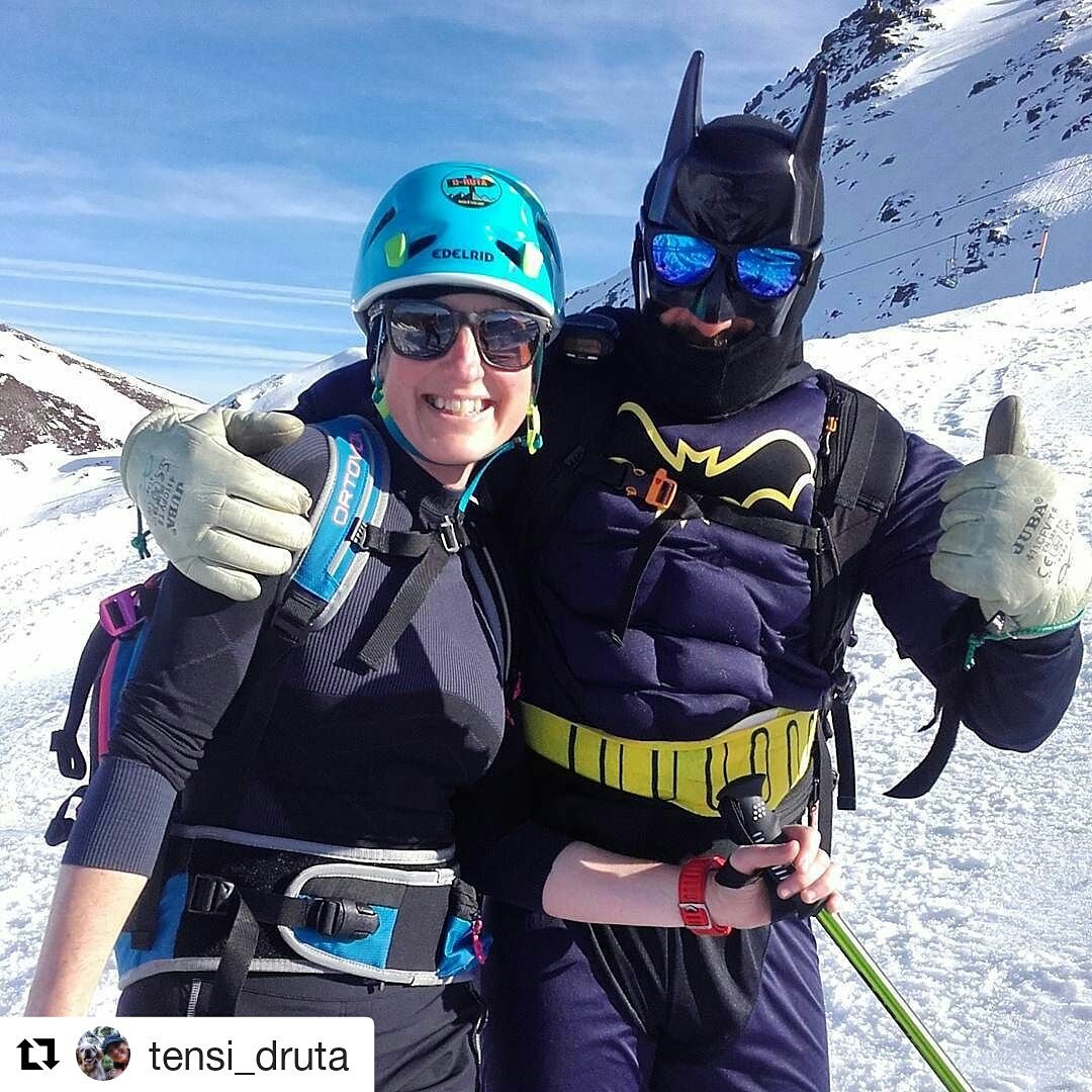 #Repost @tensi_druta
Ahora si que estamos seguros en <a href="/fuentesinviern0/">FuentesInvierno.com</a>!!! Batskiman 😍!! #fuentesdeinvierno #ski #pister #skipatrol #carnaval