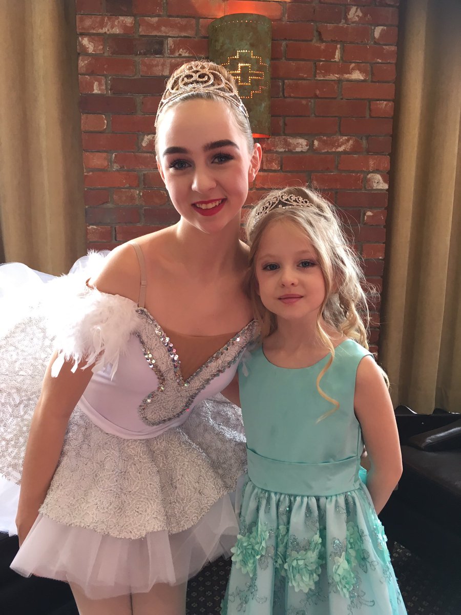 traceyoake's tweet image. #princessball2017 #cureCF beautiful girls