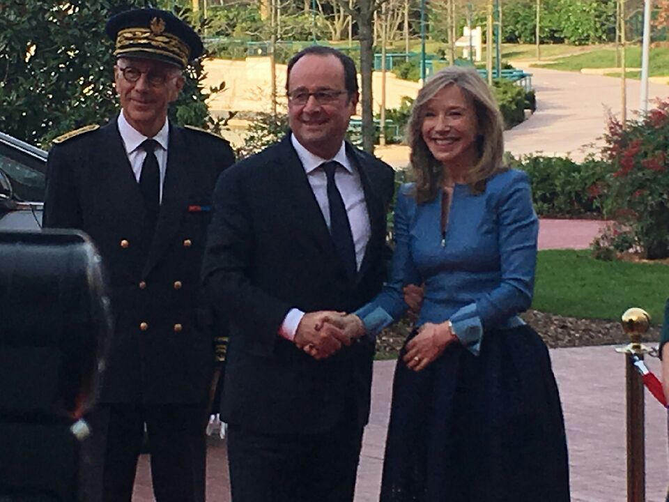 Le Président de la République François Hollande à Disneyland Paris (samedi 25 février 2017) - Page 3 C5iQcRpWcAASYq0