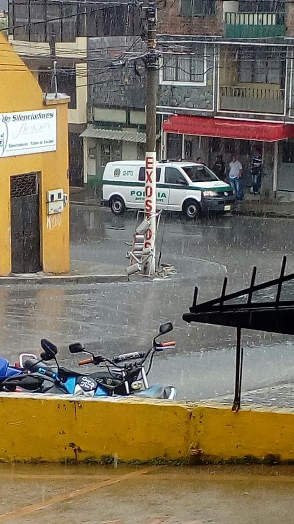 vozdeltolima's tweet photo. Borrasca en #Ibagué  provoca emergencias por inundaciones y caídas de árboles y postes de #energía. https://t.co/mZsG5u2QGW