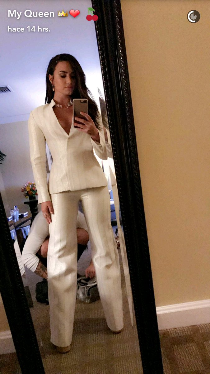 Kare_x's tweet photo. #iHeartAwards  #BestFanArmy #LOVATICSAREBACK  #lovatics
👑👑👑 https://t.co/2bZ1oSnEun