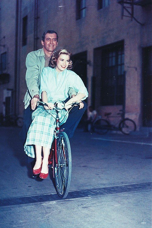 CinemaClub96's tweet photo. جيمس ستيوارت وغريس كيلي أثناء تصوير Rear Window لألفريد هيتشكوك. https://t.co/aHaeUBmyYm