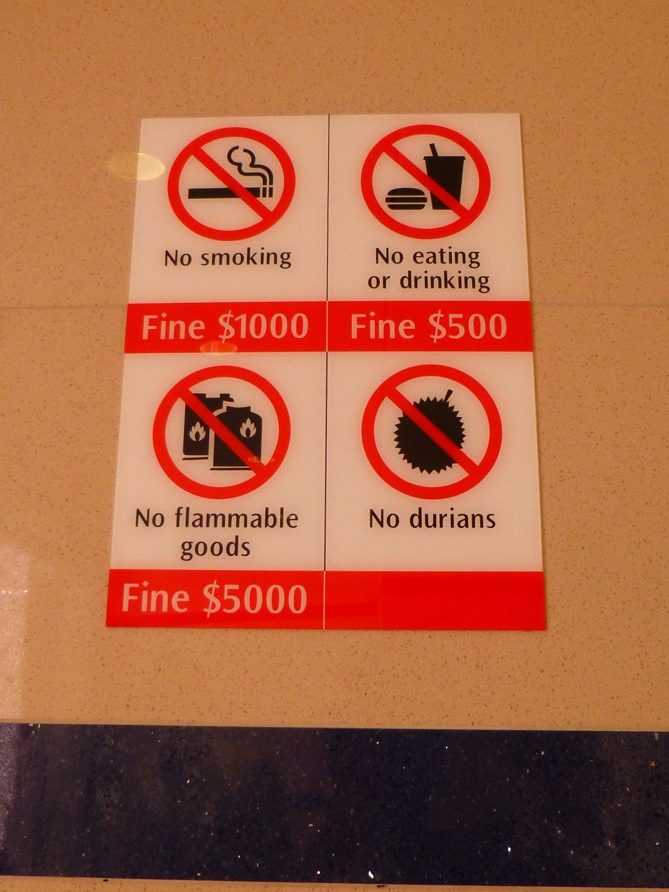 ま くん On Twitter シンガポールの駅構内で 面白注意看板を発見 喫煙 罰金ｓ １０００ 飲み食い 罰金ｓ ５００ 爆発物の所持 罰金ｓ ５０００ ドリアン 電車内でのドリアンは ある意味で拷問ですね 注意しましょう 笑 ちなみにｓ １ ８０円くらい