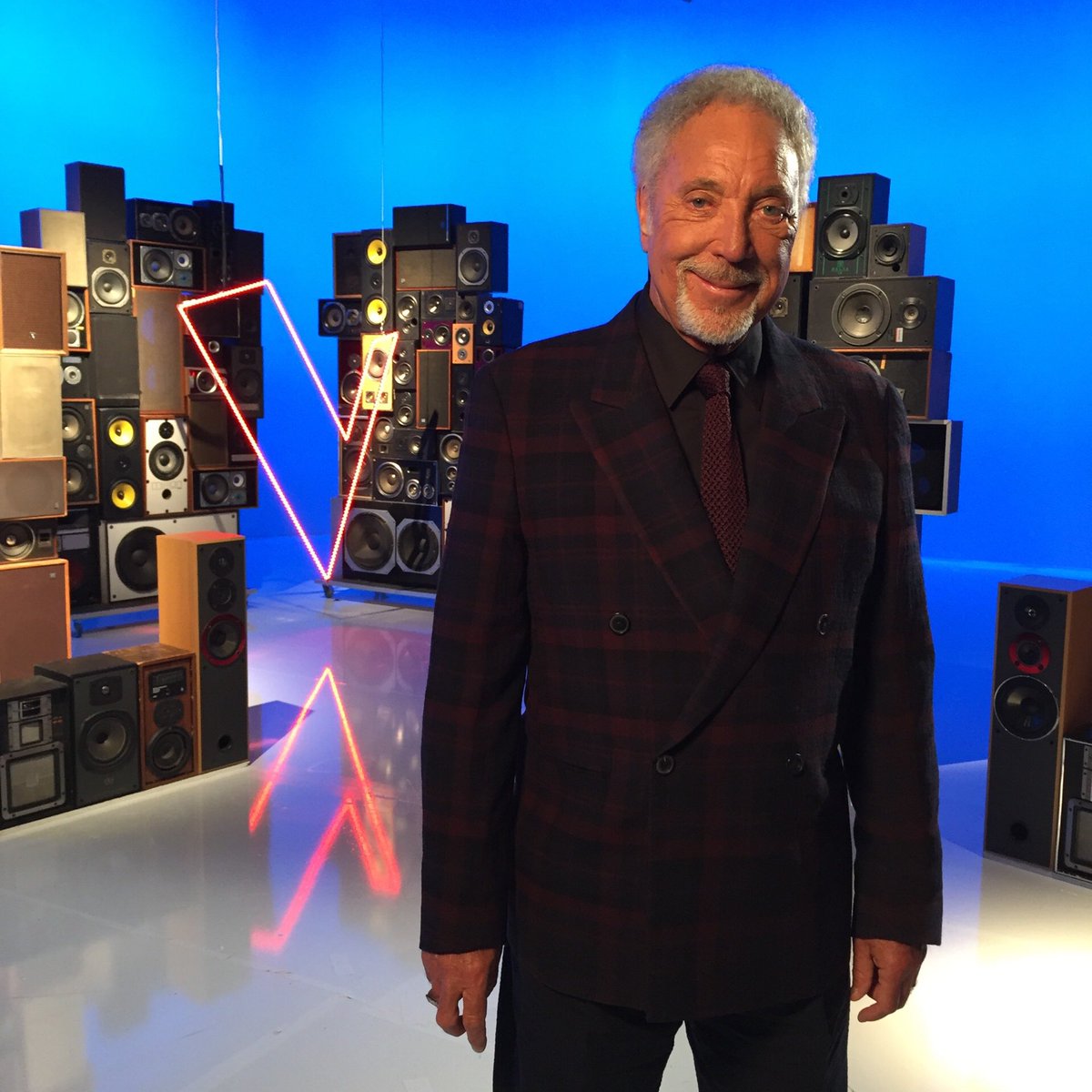 RealSirTomJones's tweet photo. Tonight's @TheVoiceUK battles outfit! Thanks to my glam squad @hawkwc2 @Kristinax https://t.co/G0njo8uFf7