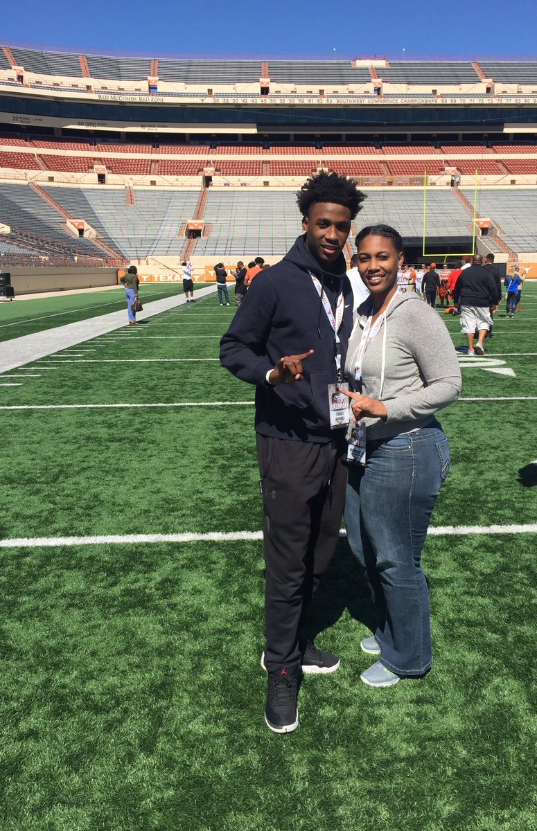 m2bmom's tweet photo. Jr. Day with my son.... Hook em🤘🏾🐂 https://t.co/okSCixsJDv