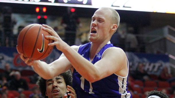 VIDEO: Jacob Enevold's parents flew from Denmark to surprise him on Drake's Senior Day

collegebasketball.nbcsports.com/2017/02/25/vid…