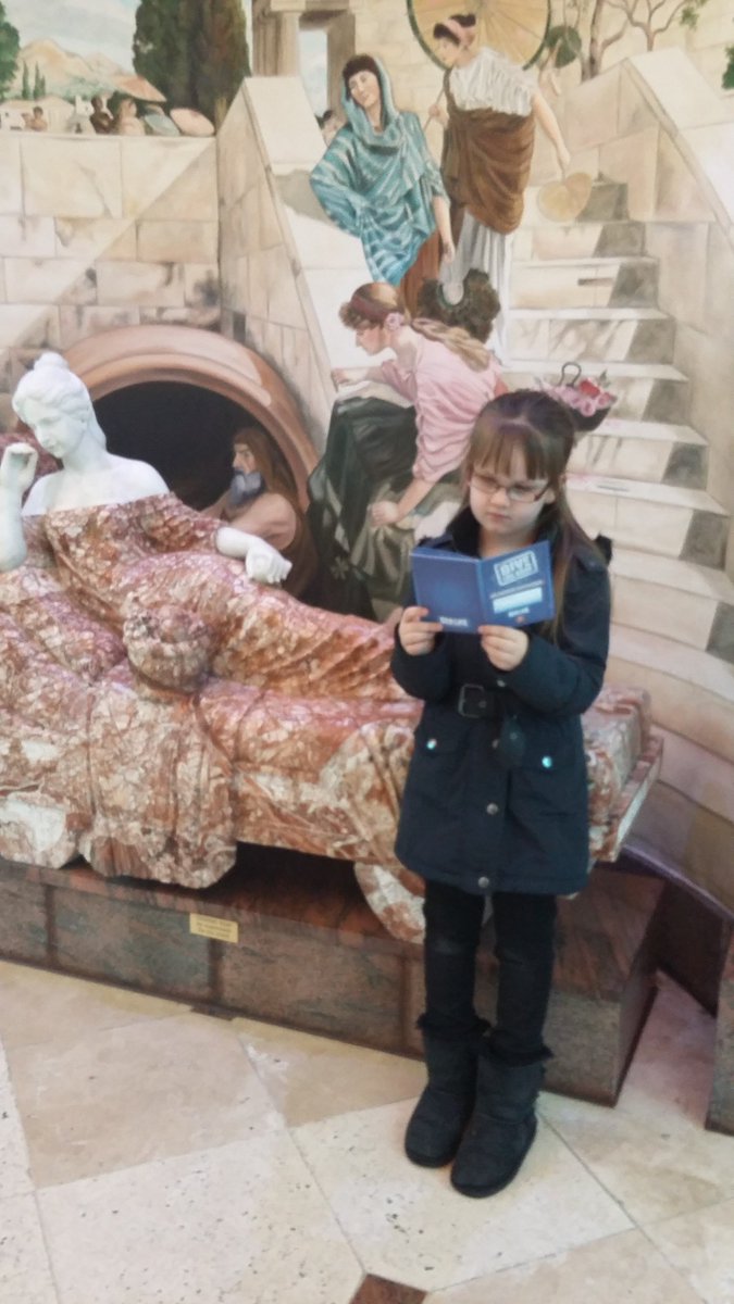 Emma22052009's tweet photo. Random reading at the Sealife centre and Trafford Centre. The fishes were very interested in the book! https://t.co/y0rJU0iDfe
