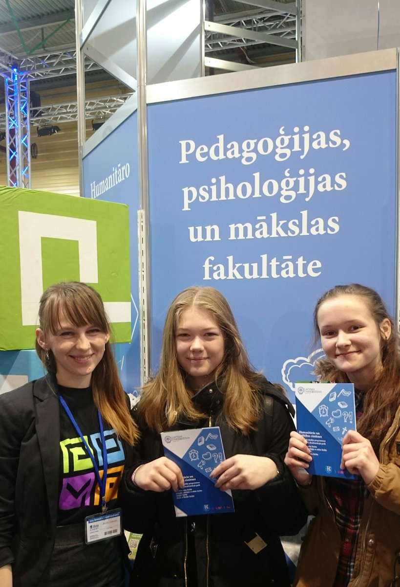 universitatelv's tweet photo. Elīna #Lazda,Rīgas 93.vsk. 8.kl.(vidū),vēlas kļūt par psiholoģi,kopā ar draudzeni Danu Buli no Ulbrokas vsk. izstādē #Skola novērtē @LU_PPMF https://t.co/MJNINPAoEb