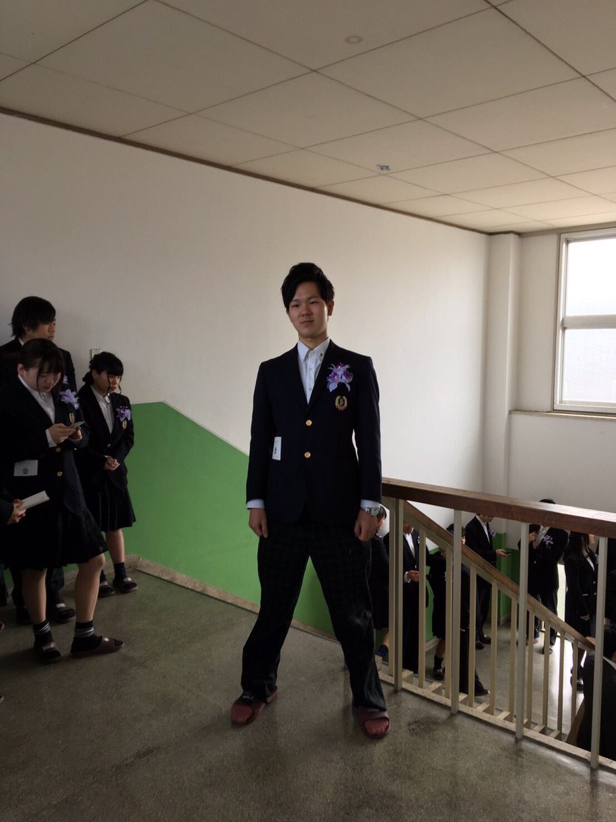 island0813's tweet photo. 卒業式！！！！
いっぱいありがとうございました！
頭もより天才になりよかったです🌞
涙こらえて卒業は頑張りました🌊🌊 https://t.co/KAJz99AhHf