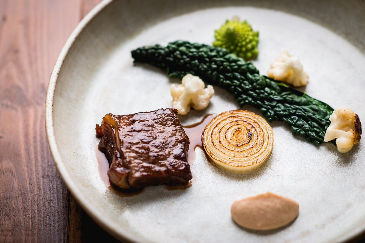 sociusnorfolk's tweet photo. Feast your eyes on this #dinnerbysocius Sirloin, cauliflower, onions, calvo nero #privatechef #dinnerparty #norwich #norfolkhour https://t.co/vcjghJzp6n