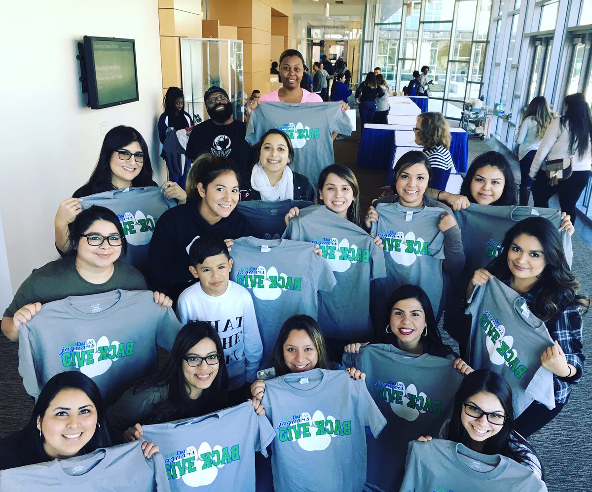 untd_kdchi's tweet photo. It's a Service Saturday over here at UNTD! We helped make 500 sandwiches for the homeless! 🍞😱 #serviceislife #jagsgiveback #sistersserve https://t.co/qaxdF4ZmrL