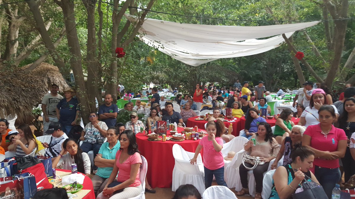 ZacapaVip_com's tweet photo. Cientos de Huitecos Residentes en USA se reunen en el primer Festival "El Re Encuentro Huiteco 2017" en su Natal Ciudad de Huite en su Feria https://t.co/fh3mqy2tob