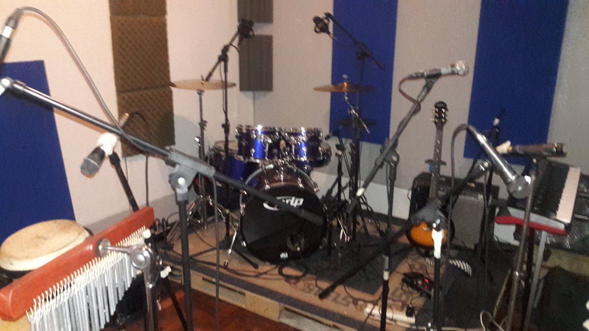 NovaReggae_'s tweet photo. Hola amigos😀
En minutos arranca la sesion en vivo de #NovaReggae
Mas que contentos😊😀
#QueLaCuentenComoQuieran https://t.co/9pehXrbym3