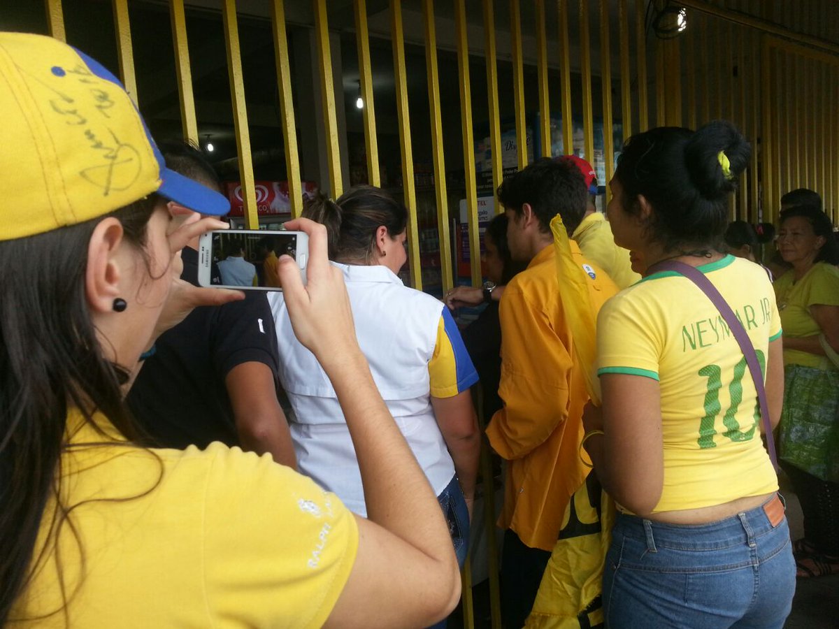 YasbekRachid's tweet photo. @AlianaEstrada Líder @Pr1meroJusticia #Caroni en casaXcasa #UD145 #DallaCosta exigiendo #EleccionesYa @Angelmedina https://t.co/st3WvsEzqI