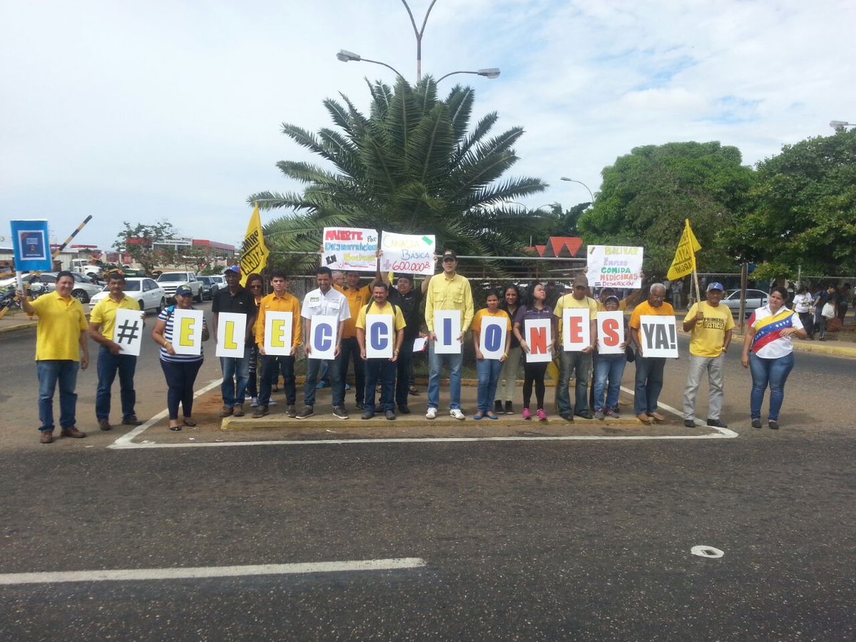 YasbekRachid's tweet photo. @AlianaEstrada Líder @Pr1meroJusticia #Caroni en casaXcasa #UD145 #DallaCosta exigiendo #EleccionesYa @Angelmedina https://t.co/st3WvsEzqI