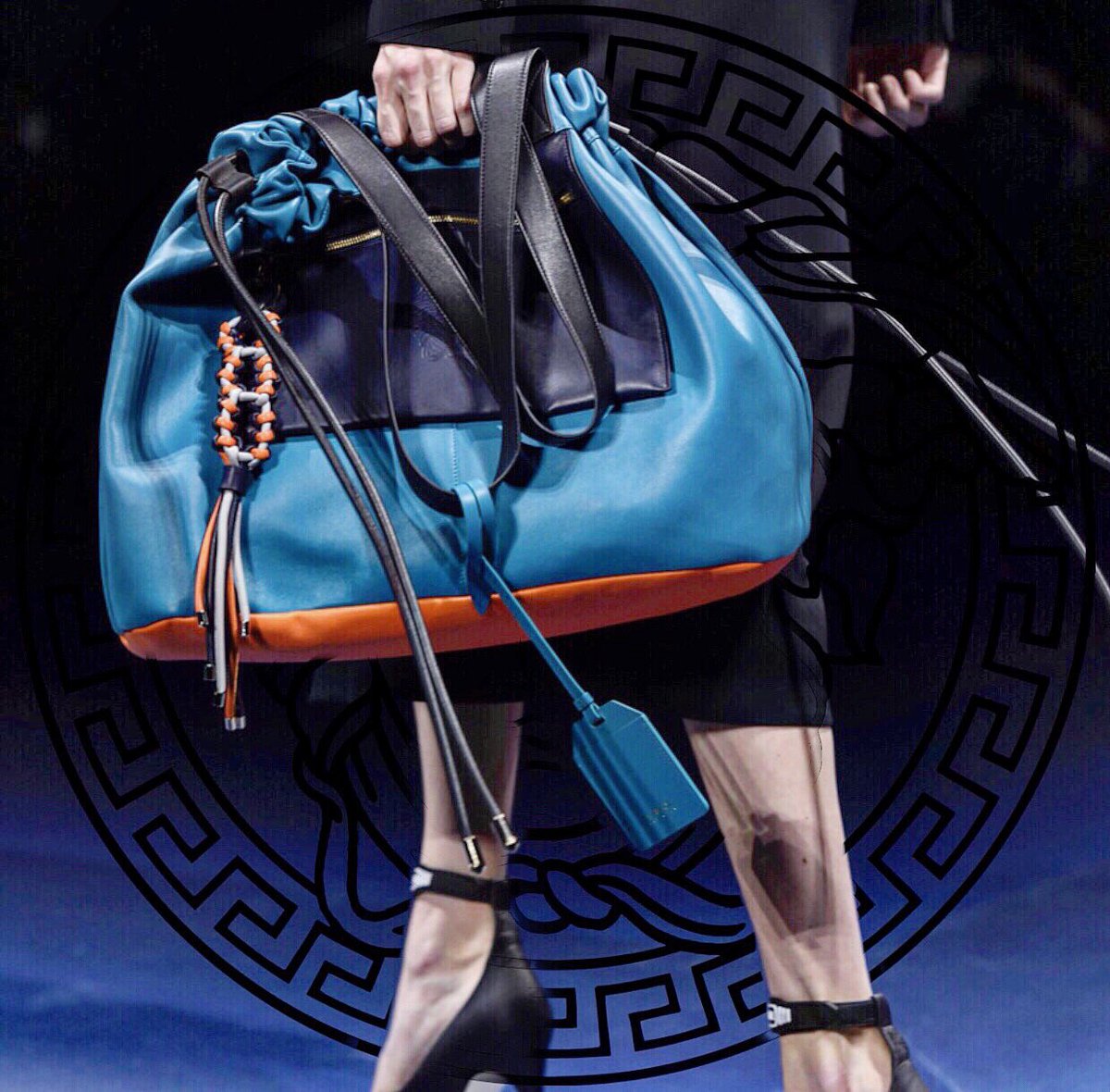 SassanoSax's tweet photo. Women's show @Versace 🔝🖤💃🏻👜
#milanfashionweek #topmodel @GiGiHadid @MariacarlaBosco @Versace #FashionShowWoman2017 #ilovemoda #fashion #top https://t.co/pevL4cBBQB