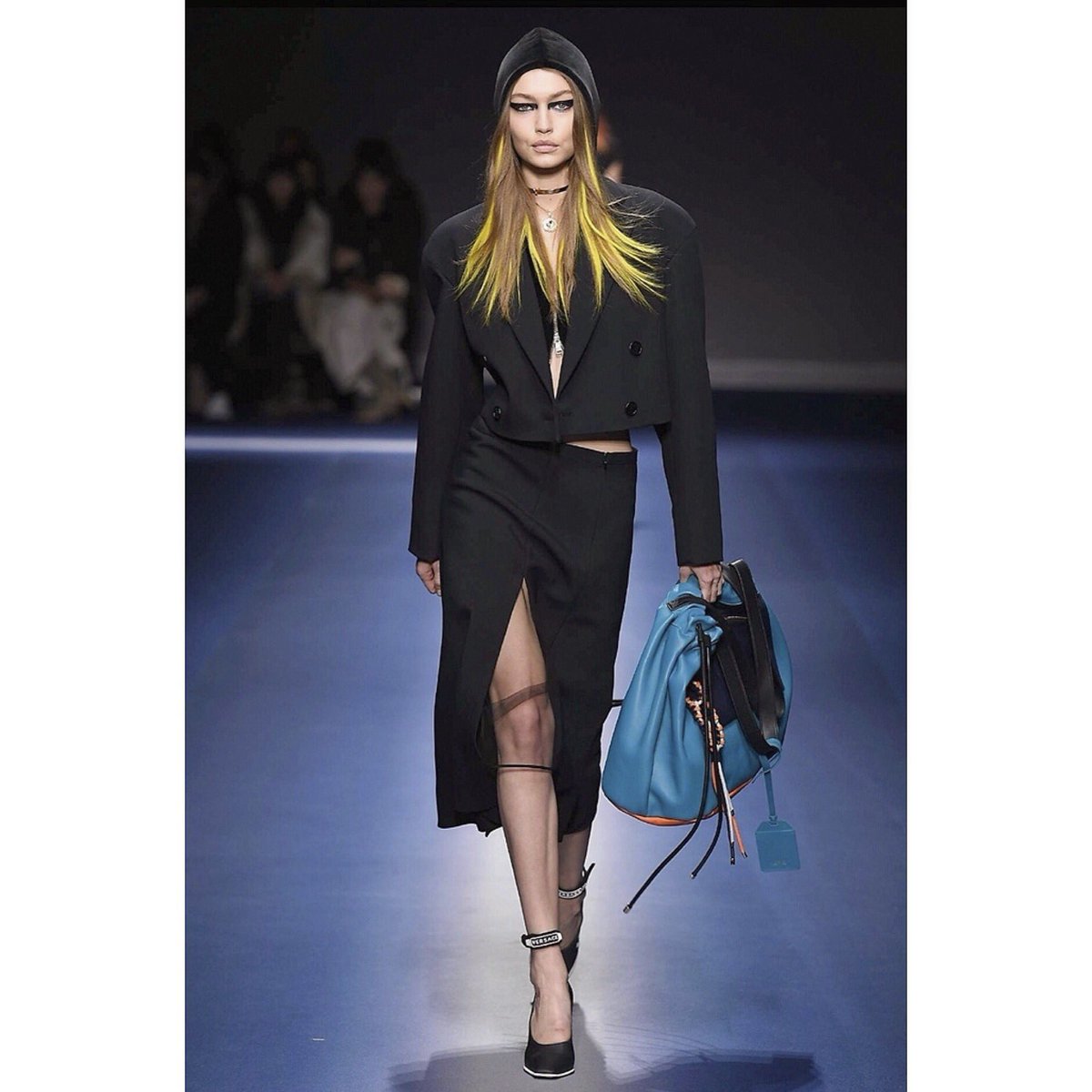 SassanoSax's tweet photo. Women's show @Versace 🔝🖤💃🏻👜
#milanfashionweek #topmodel @GiGiHadid @MariacarlaBosco @Versace #FashionShowWoman2017 #ilovemoda #fashion #top https://t.co/pevL4cBBQB