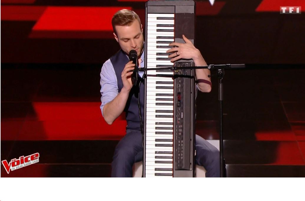 YahooPopFR's tweet photo. quand t'as rien compris a "il jouait du piano debout" et que tu crois que c'est le piano qui est debout https://t.co/4IynY55yAR