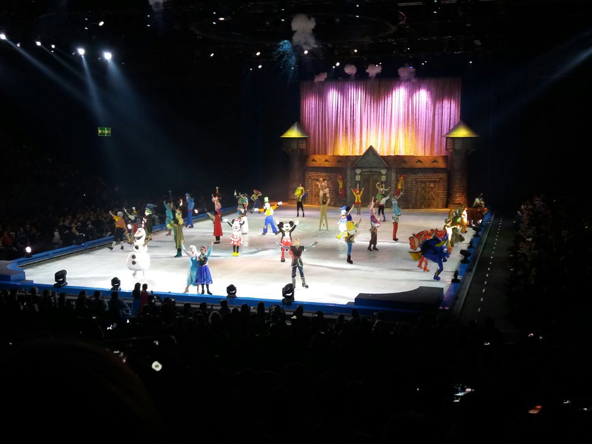 Andy981117's tweet photo. Zauberhaft*-* #disney #disneyonice #magic #princess https://t.co/p1OqUy3rEZ