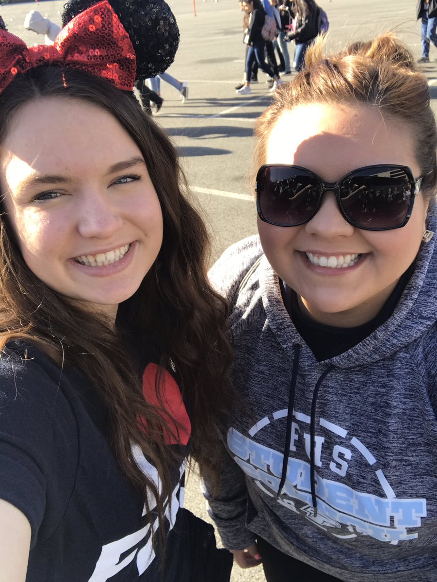 LasVegasMsG's tweet photo. Had such a fun day with StuCo at Disneyland! 💙💛Love my juniors! #JuniorClassAdvisor #FoothillHS #StuCoLife https://t.co/jBdjOoAme1