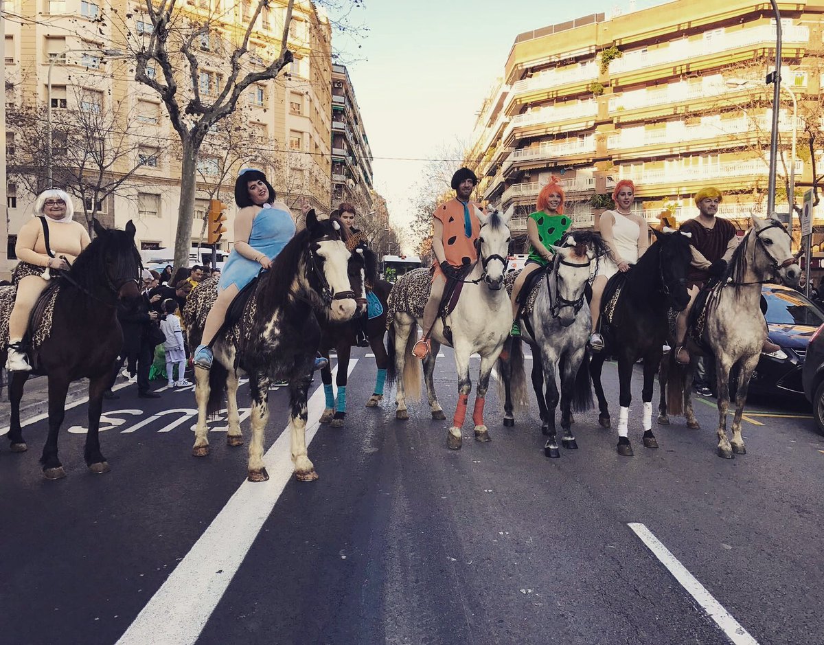 elspilons's tweet photo. Gran tarda de Carnestoltes i cavalls! Yabadabaduuuuu!!! #elspilons #santmedir #carnaval #picapiedra #rua #campd'engrassot #caballos https://t.co/pSi1aBP9Qh