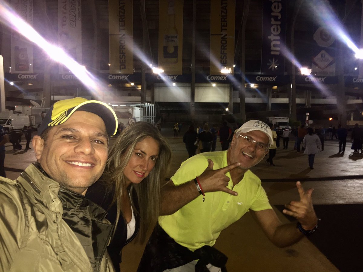 mercadanterafa's tweet photo. VAMOS ÁGUILAS 🦅 !!!
Con cuadernos en el clásico joven #Americanista #americavscruzazul #pasion #estadioazteca @hsoberon @yleana77 https://t.co/K6fhlvLo1p